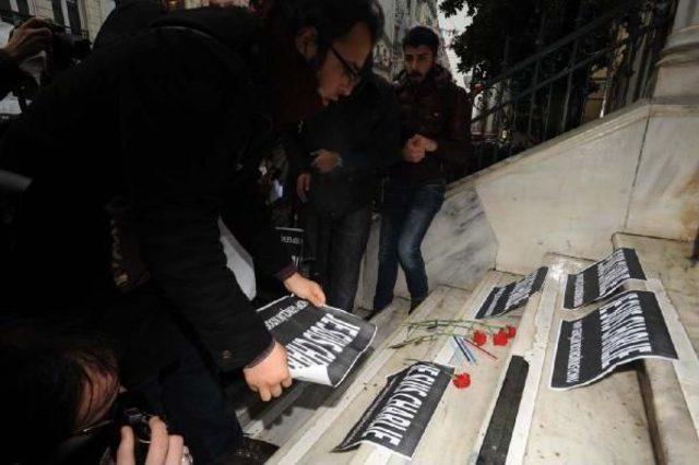 Fransız Konsolosluğu Önünde Charlie Hebdo'ya Destek Verdiler