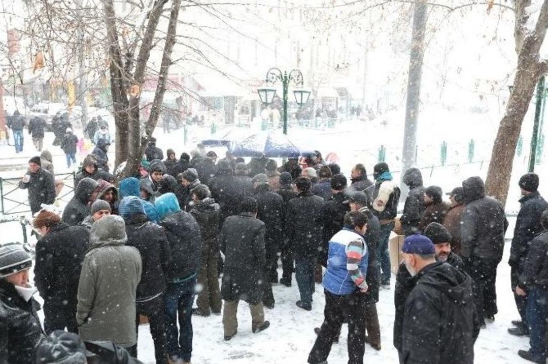 Valilikten Vatandaşlara Sıcak &Ccedil;orba İkramı