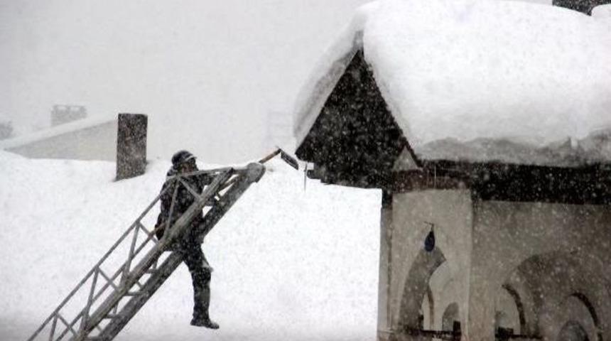 Kar Yağışı Bolu Dağı'nda Ulaşımı Etkiliyor (4)