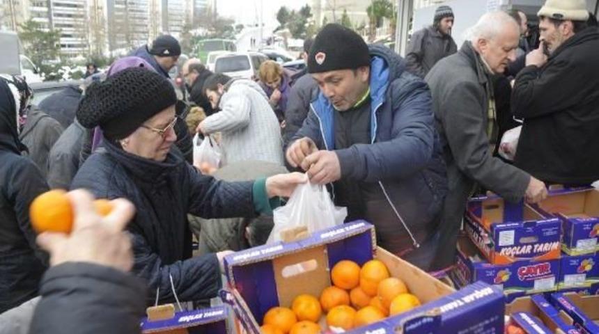 Pazar Kurulmasına Izin Verilmedi, Esnaf 6 Ton Meyve Ve Sebzeyi Bedava Dağıttı