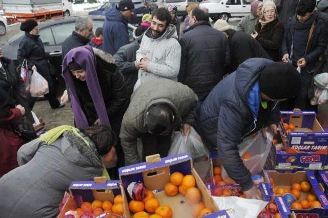 Pazar Kurulmasına Izin Verilmedi, Esnaf 6 Ton Meyve Ve Sebzeyi Bedava Dağıttı 1