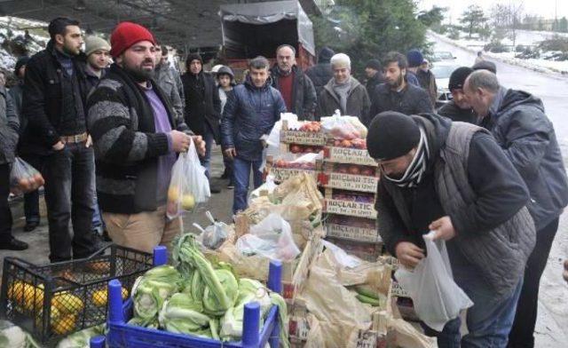 Pazar Kurulmasına Izin Verilmedi, Esnaf 6 Ton Meyve Ve Sebzeyi Bedava Dağıttı 2