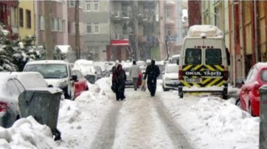 K&uuml;tahya&rsquo;da Soğuk Hava Yerini Kar Yağışına Bıraktı