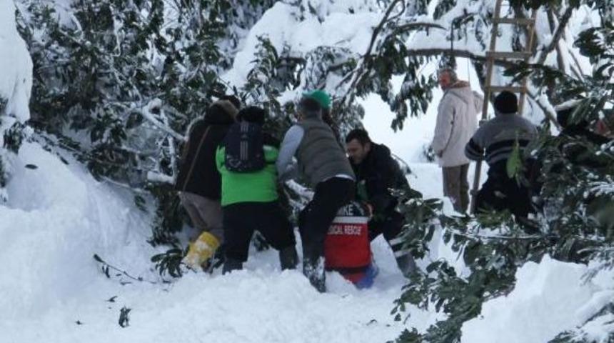 Rize'de Mahsur Kalan 3 Kişiye Havadan Gıda Ve Yakacak Atıldı