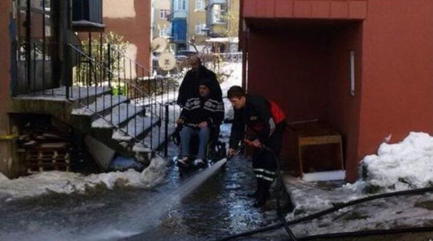 İtfaiye Ekipleri Engelli Vatandaşların Yolunu A&ccedil;tı