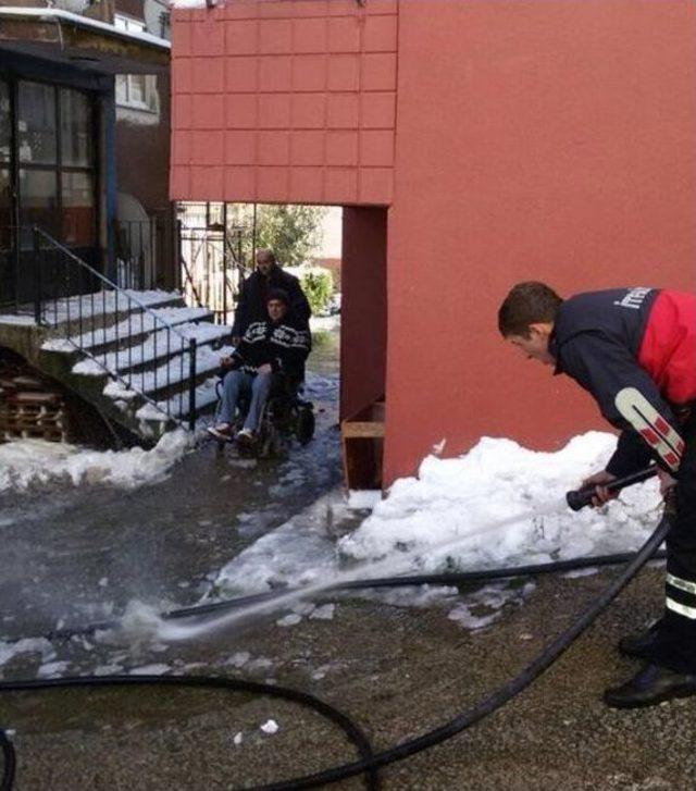 İtfaiye Ekipleri Engelli Vatandaşların Yolunu Açtı