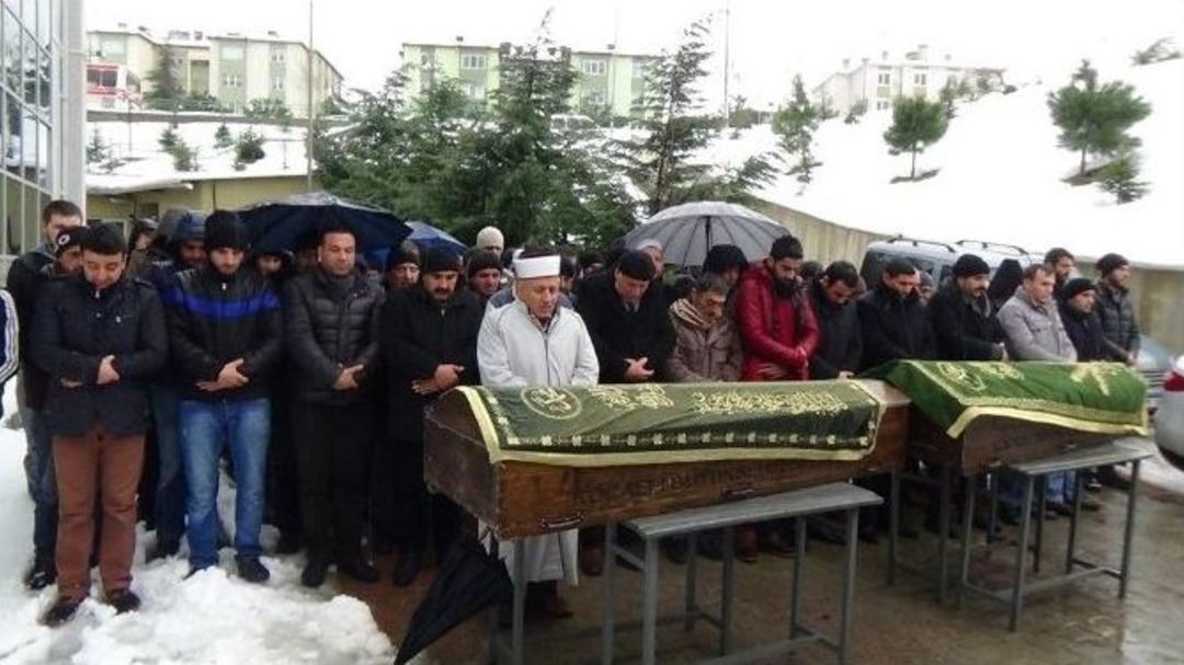 İzmit&rsquo;te Cinayet Kurbanı Anne İle Kızı Son Yolculuğuna Uğurlandı