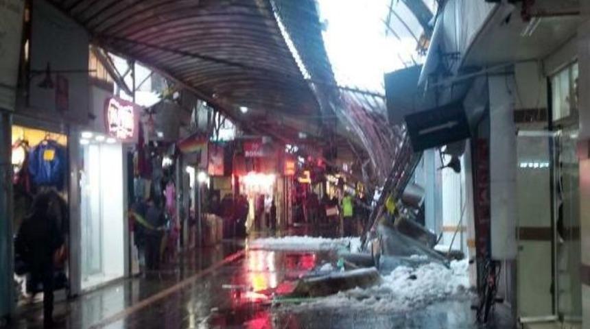 Adapazarı'nda Tarihi Uzun&ccedil;arşı'nın &Ccedil;atısı Kardan &Ccedil;&ouml;kt&uuml;