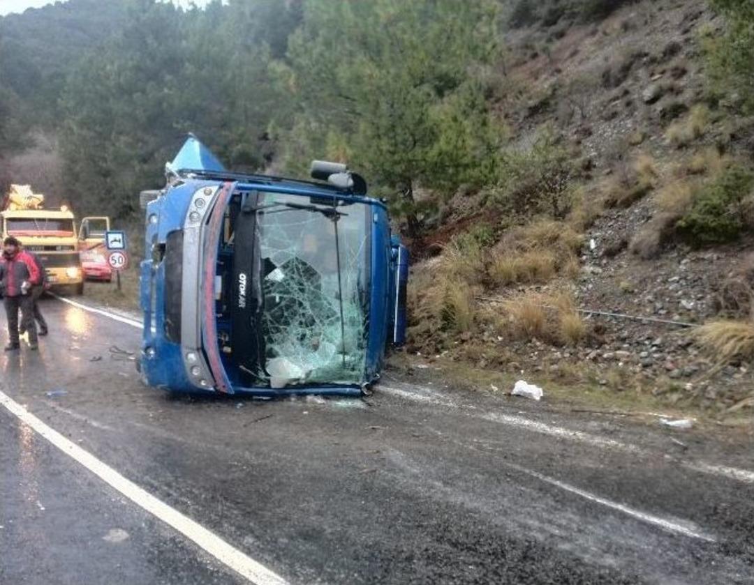 Mahkumları Taşıyan Ara&ccedil; Devrildi: 11 Yaralı