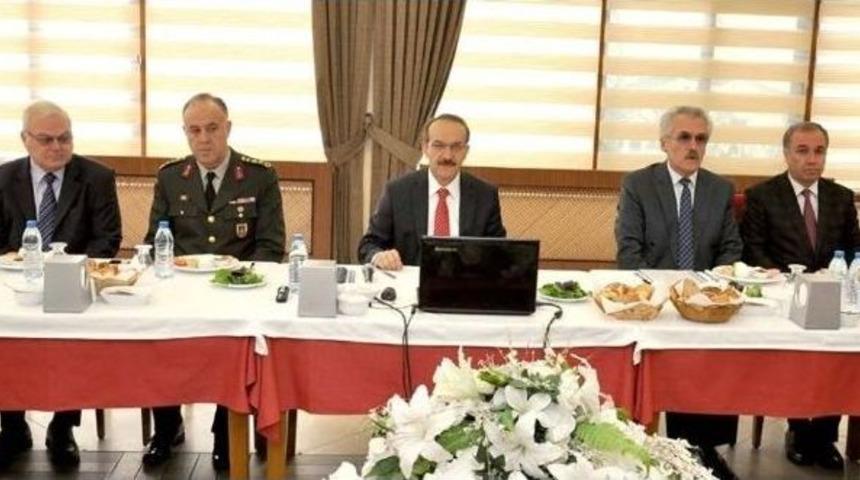 Vali Yavuz, Yerel Ve Ulusal Medya Temsilcileri İle Bir Araya Geldi