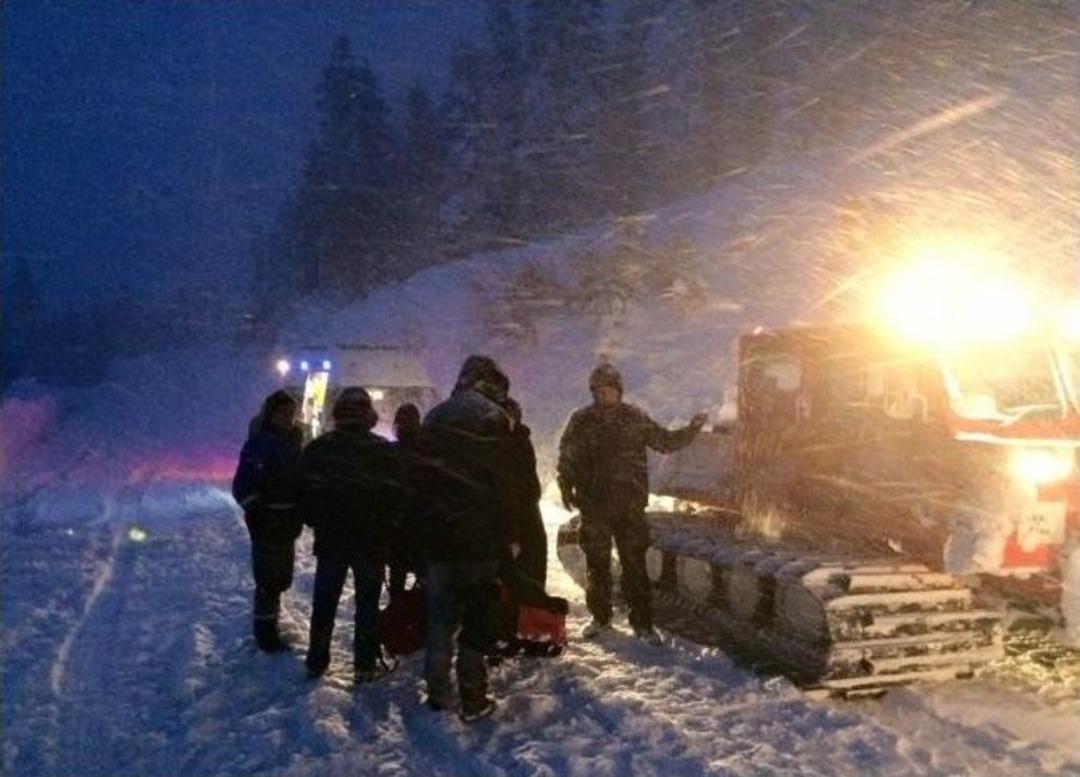 N&ouml;bet Değişimine Giden Ekip, Karda Mahsur Kalanları Kurtardı
