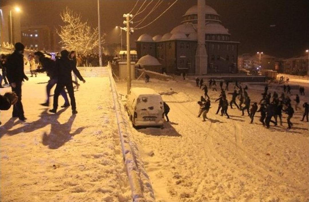 &Uuml;niversite &Ouml;ğrencilerinden Kartopu Savaşı