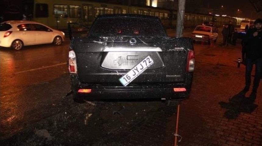 Hızını Alamayan Otomobil Boya D&uuml;kkanına Daldı