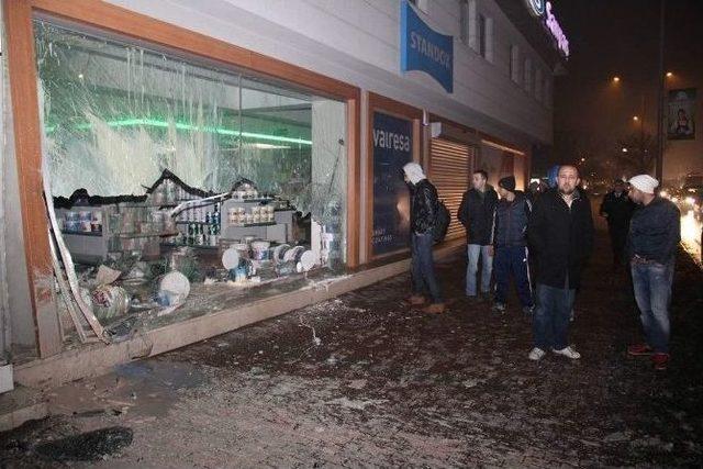 Hızını Alamayan Otomobil Boya D&uuml;kkanına Daldı 2