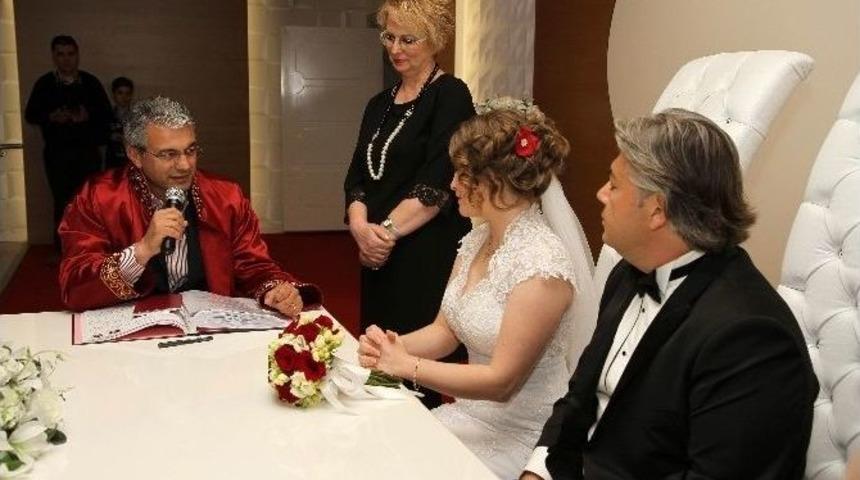 Karşıyaka&rsquo;da &lsquo;naklen Nikah&rsquo; D&ouml;nemi