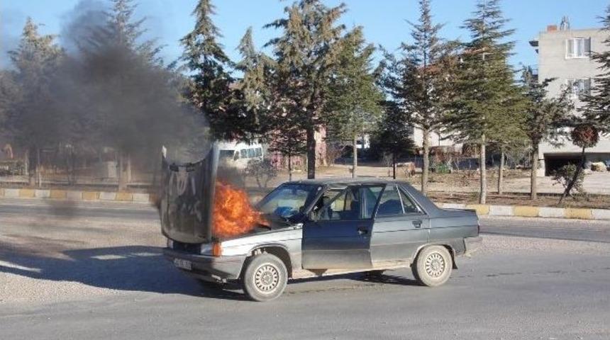 Seyir Halindeki Otomobilde Korkutan Yangın