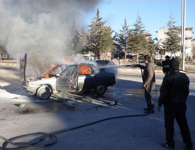 Seyir Halindeki Otomobilde Korkutan Yangın