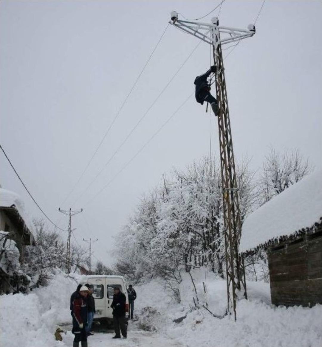 Kar-kış Demeden Elektrik İ&ccedil;in &Ouml;l&uuml;me Meydan Okuyorlar