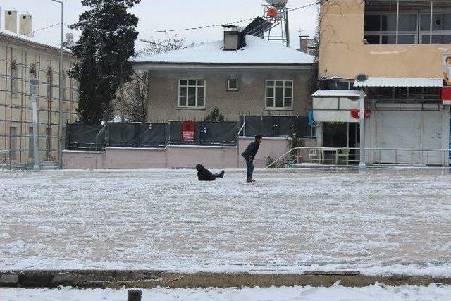 Kilis Buz Pistine Döndü