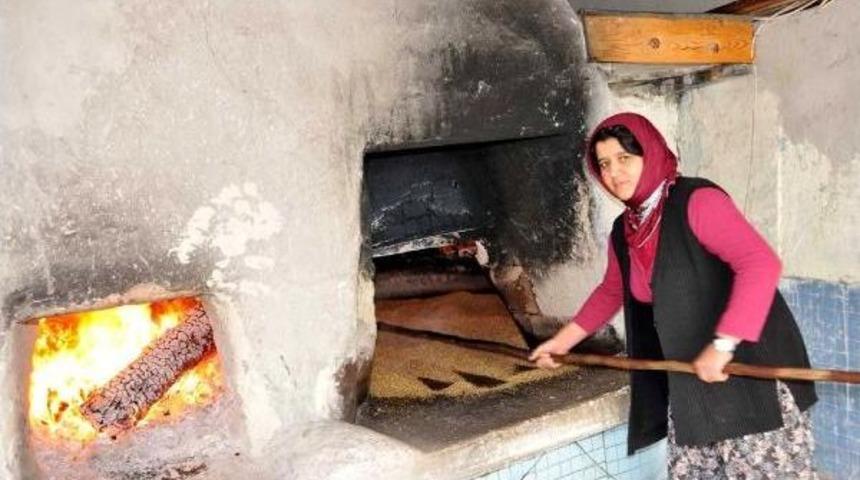 Taş Değirmende 100 Yıllık Gelenekle Tahin &Uuml;retiyorlar