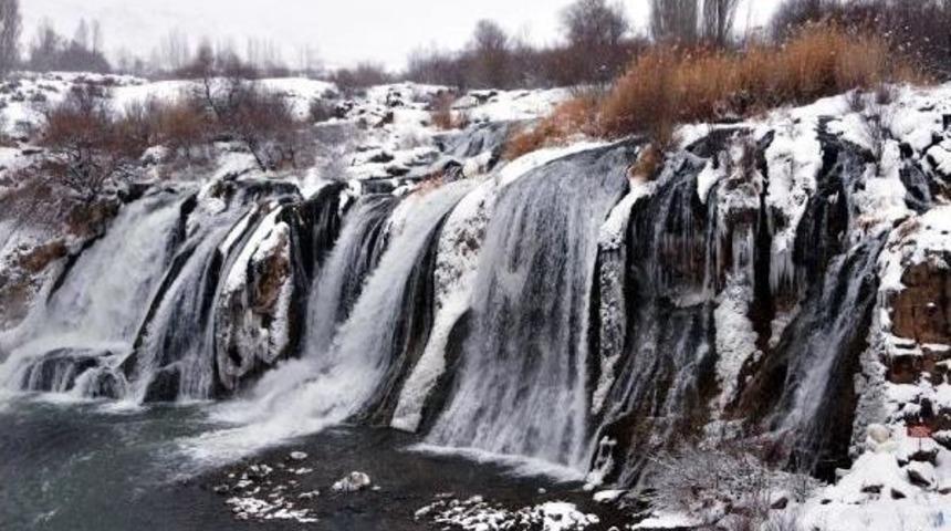Muradiye Şelalesi Kısmen Dondu