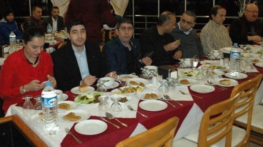 Basın Mensupları Yorucu Bir G&uuml;n&uuml;n Ardından Bir Araya Geldi