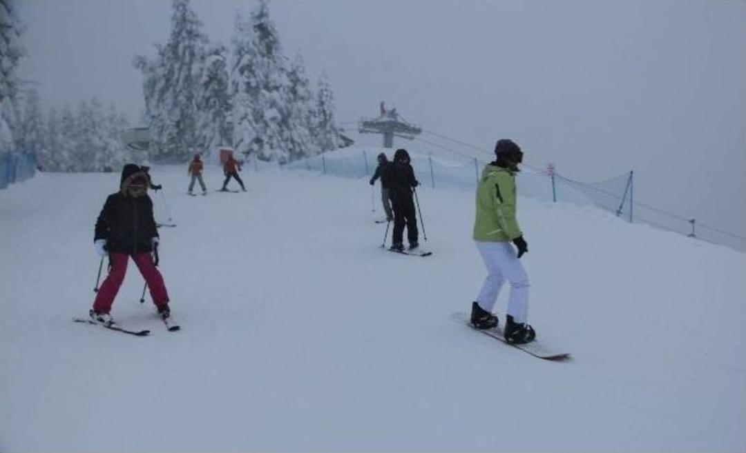 Ilgaz Dağında Kayak Keyfi S&uuml;r&uuml;yor