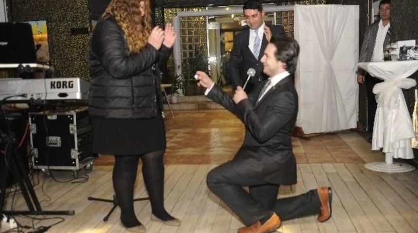 Gazeteciler G&uuml;n&uuml;nde S&uuml;rpriz Evlilik Teklifi