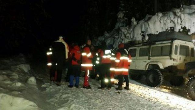 Çaykara'da Çığ Faciasında 4 Işçiyi Kurtarmak Için Zamanla Yarışılıyor