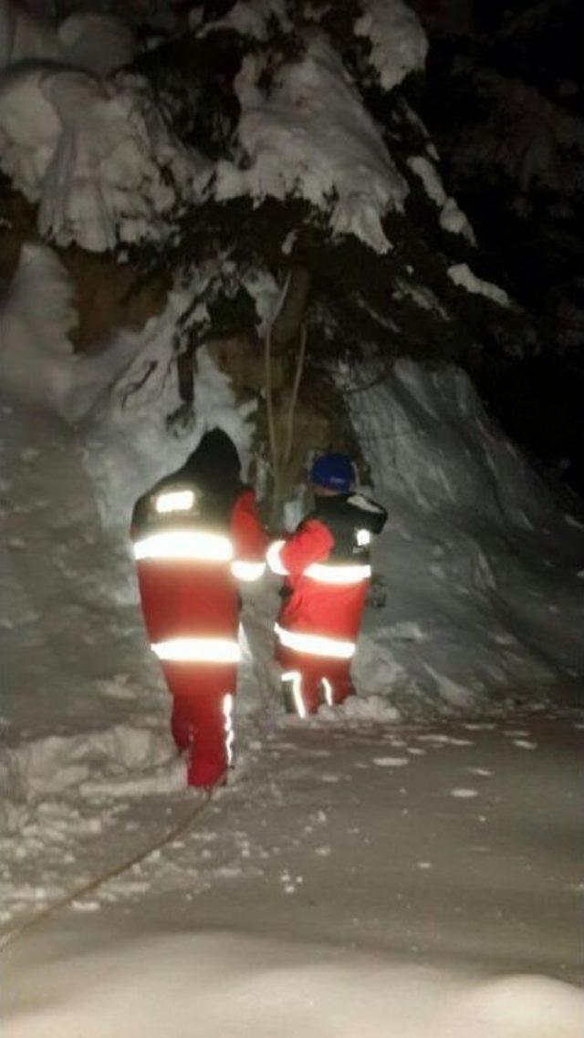 Çaykara'da Çığ Faciasında 4 Işçiyi Kurtarmak Için Zamanla Yarışılıyor