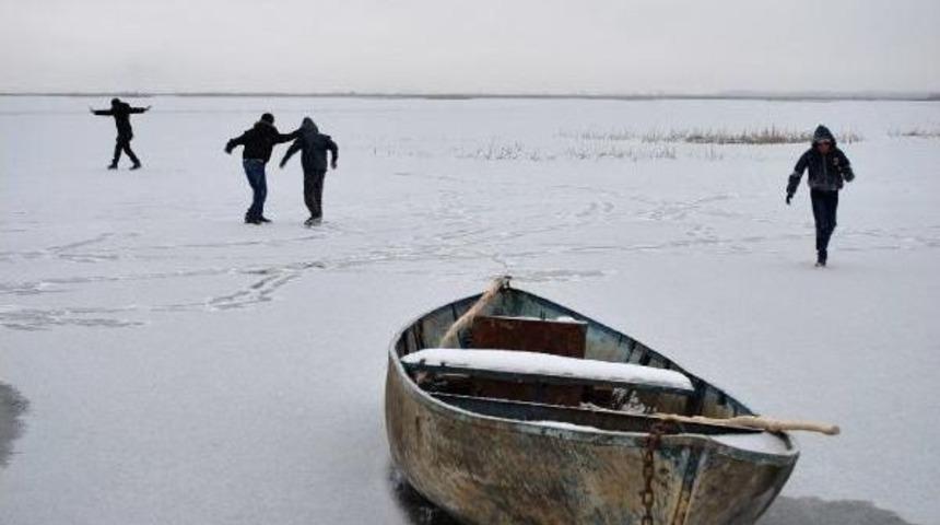 Işıklı G&ouml;l&uuml;'n&uuml;n Sahile Yakın Kısımları Dondu