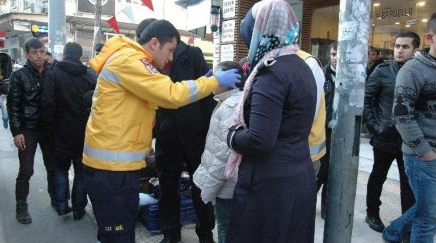 Otomobilin Aynası &Ccedil;arpınca D&uuml;ş&uuml;p Yaralandı