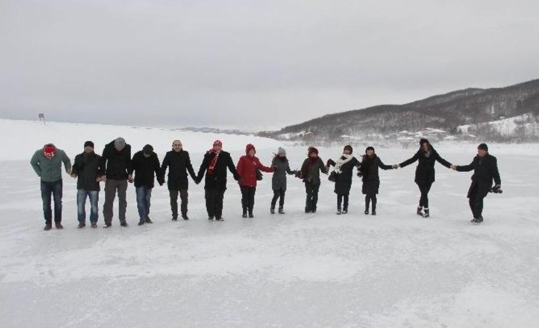 Buz Tutmuş G&ouml;l &Uuml;st&uuml;nde Halay