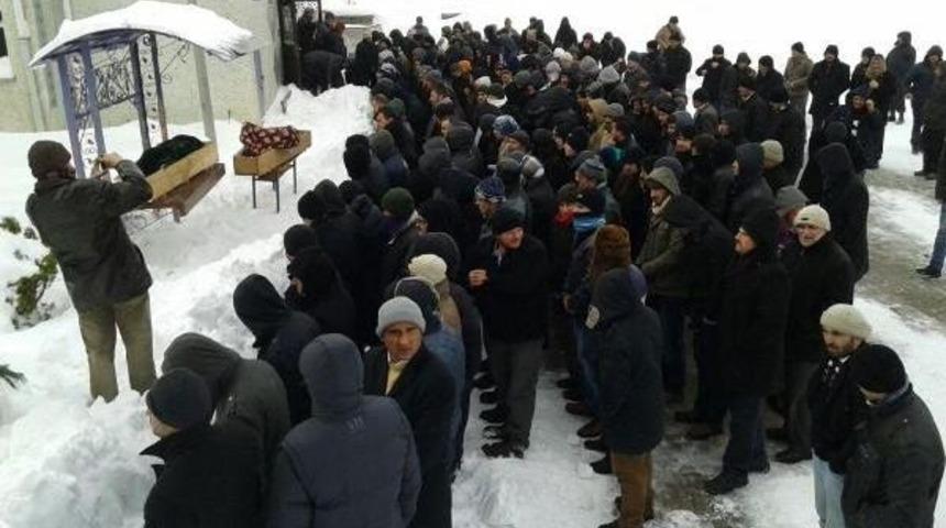 2 &Ccedil;ocuğunu Kurtarıp Yanarak &Ouml;len Anne Ve Baba Toprağa Verildi