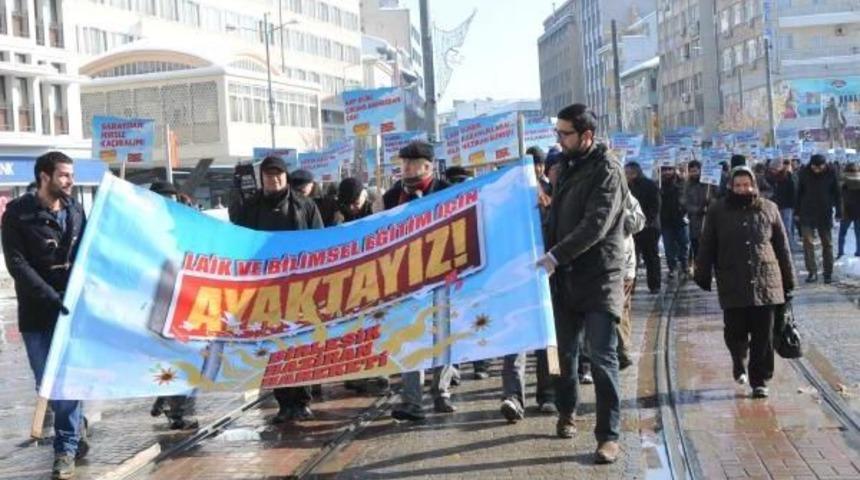 Eskişehir'de 300 Kişi, 'laik, Bilimsel Eğitim' I&ccedil;in Y&uuml;r&uuml;d&uuml;