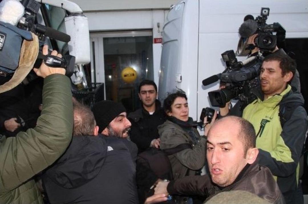 Beyoğlu&rsquo;nda Fransa&rsquo;ya Destek Y&uuml;r&uuml;y&uuml;ş&uuml;nde Olay &Ccedil;ıktı