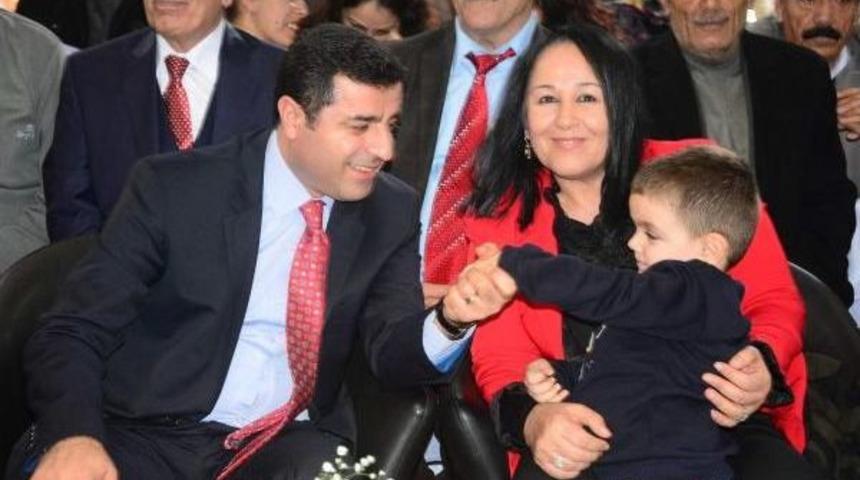 Demirtaş: Bize Gelince Y&uuml;r&uuml;y&uuml;ş Yasak, Beyefendi Paris'te Y&uuml;r&uuml;yor