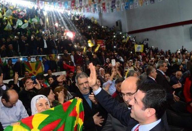 Demirtaş: Bize Gelince Yürüyüş Yasak, Beyefendi Paris'te Yürüyor