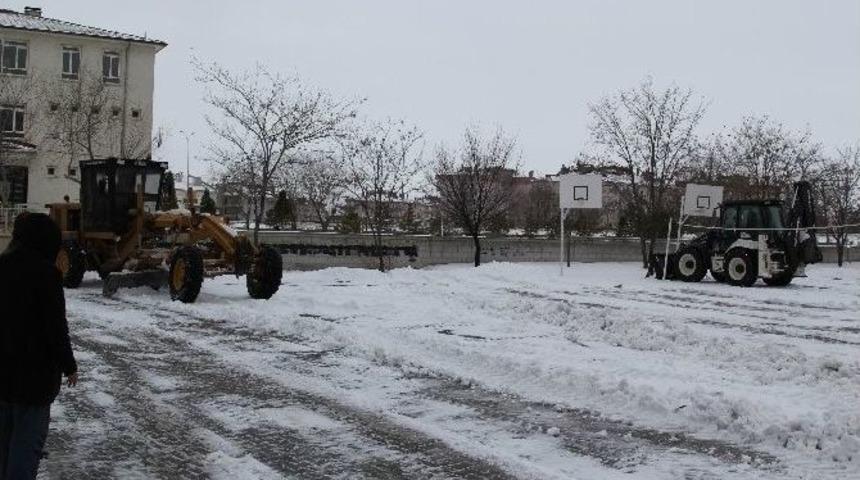 Cihanbeyli&rsquo;de Okullarda Kar Temizliği