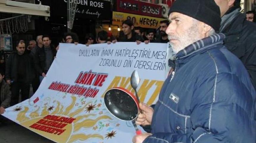 İzmir'de 3 Bin Kişi, 'laik Ve Bilimsel Eğitim' I&ccedil;in Y&uuml;r&uuml;d&uuml;