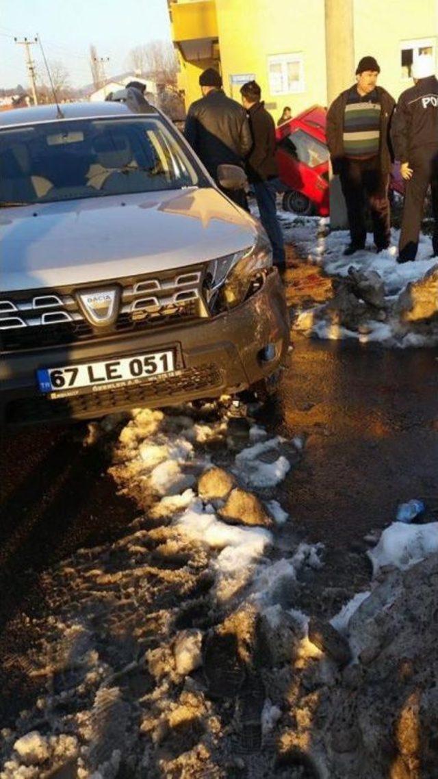 Zonguldak'ta Iki Otomobil Çarpıştı: 2 Yaralı