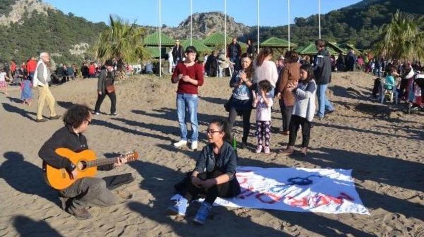 İztuzu'ndaki Renkli Etkinlikte Keşke Dememek I&ccedil;in Keşkek Yediler