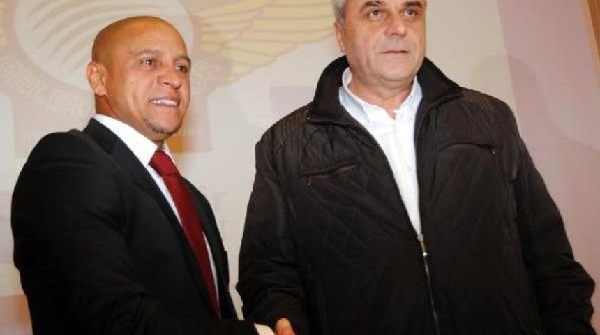 Roberto Carlos Akhisar'la S&ouml;zleşme Imzaladı