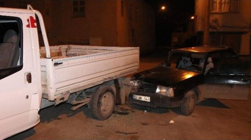 Otomobil, Kamyonete &Ccedil;arptı: 8 Yaralı