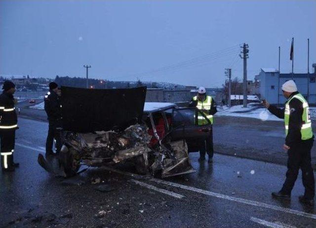 İslahiye’De Yolcu Midibüsü Ile Otomobilin Çarpışması Kamerada