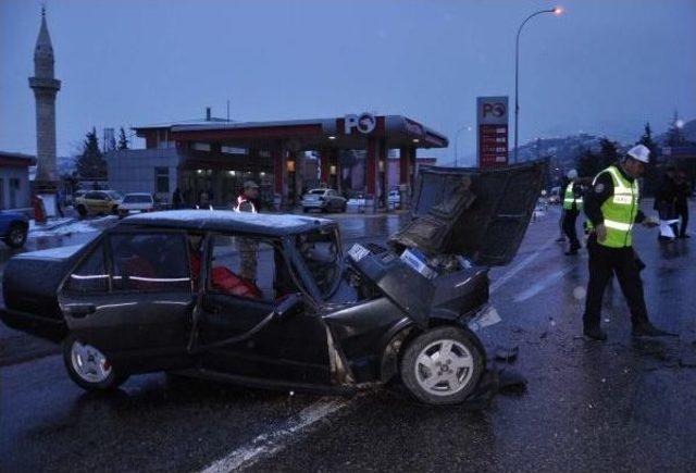 İslahiye’De Yolcu Midibüsü Ile Otomobilin Çarpışması Kamerada