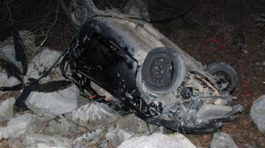 Otomobil U&ccedil;uruma Yuvarlandı: 1 &Ouml;l&uuml;, 2 Yaralı