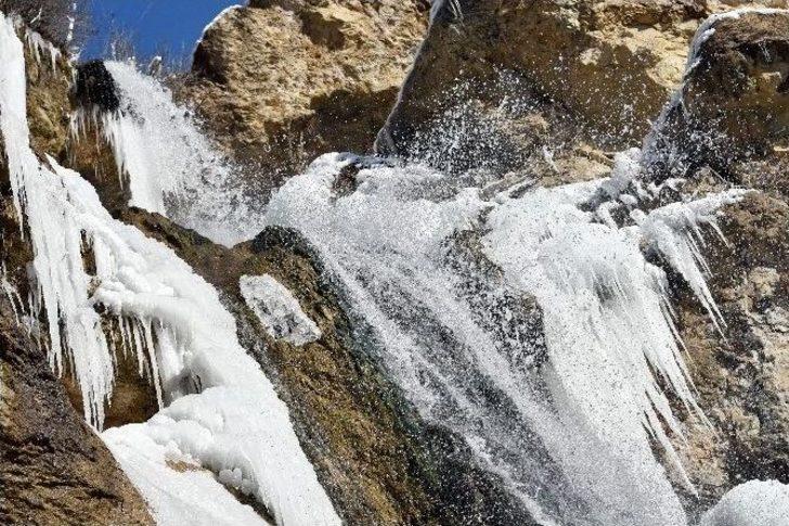 Gümüşhane’de Buzdan Şelaleler Oluştu G4
