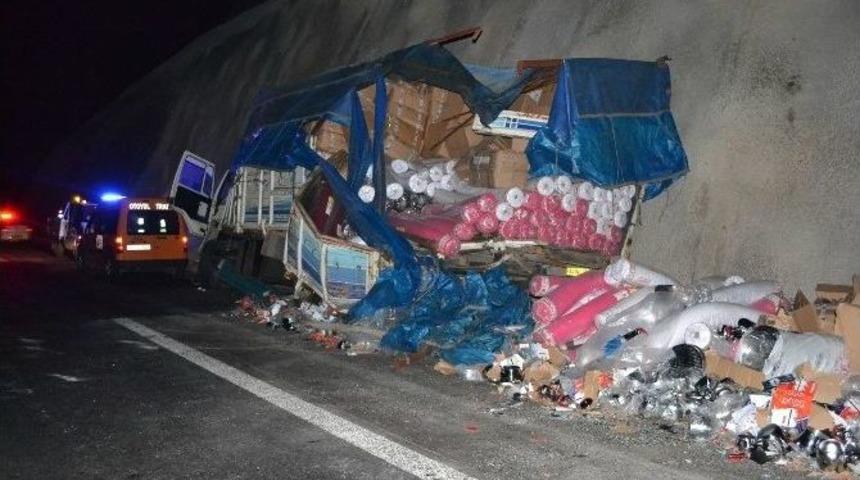 Yolcu Otob&uuml;s&uuml; İle Kamyon &Ccedil;arpıştı: 7 Yaralı