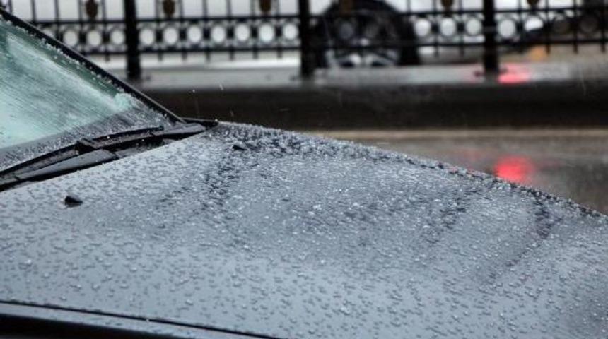 &Uuml;sk&uuml;dar'da Dolu Yağışı Etkili Oldu